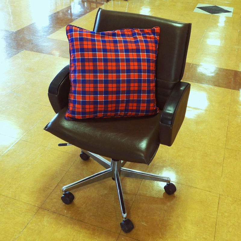 Yoichiタータン 播州織クッションカバー 中材付 椅子での使用感画像