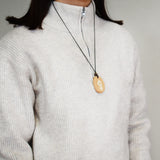 フゴッペベージュ陶板ネックレス着用イメージの写真