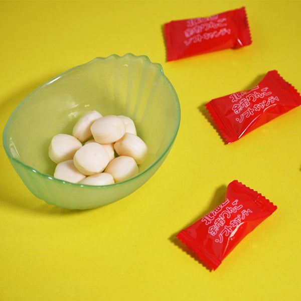 北海道余市りんごソフトキャンディ　盛り付け写真。柔らかな白のソフトキャンディーと赤い包装の写真