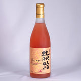 北海道ワイン　おたる醸造　道内限定販売　旅路2021のボトル表の写真。磨りガラスの瓶にオレンジ色のワインが見える画像