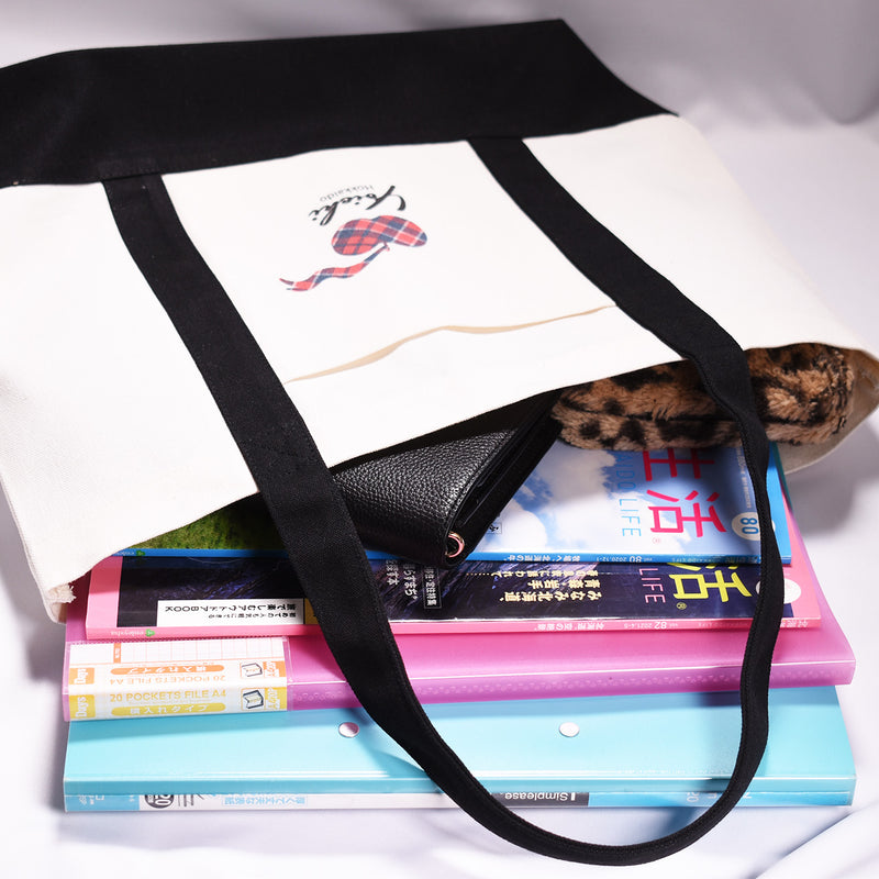 YOICHIタータン　トートバッグの写真。A4サイズの雑誌が4冊とお財布、ポーチを入れても余裕があります。