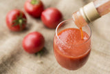 中野ファーム　トマトジュース　「余市SUNSET」　710ml　グラスに注がれたトマトジュースの写真
